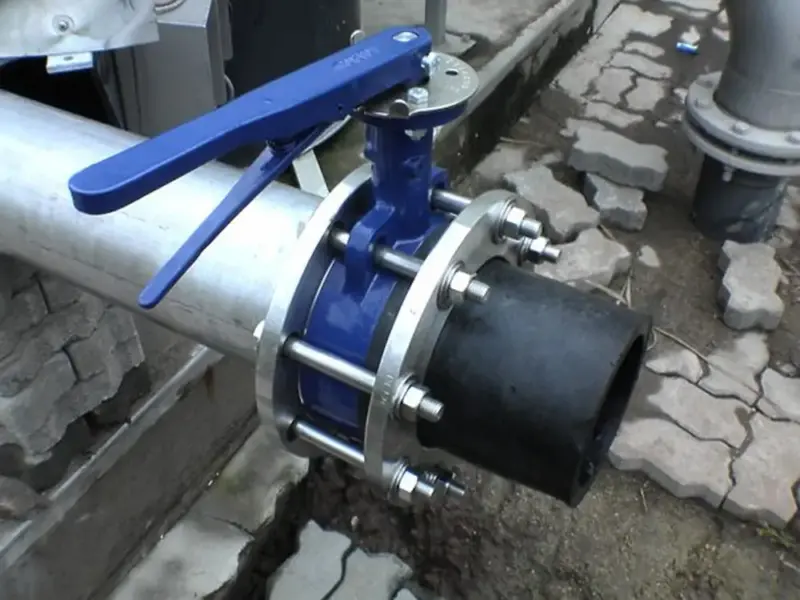 Durgo valve installation technician at work